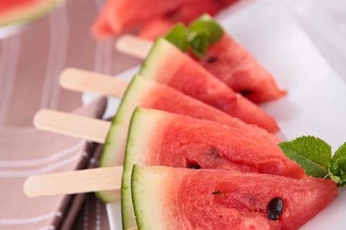 吃西瓜留瓜心怎么吃,创意美味解锁夏日清凉