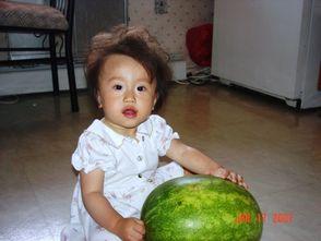 夏日吃瓜周岁照,周岁童趣满溢——宝宝甜蜜瓜龄纪念