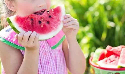 夏日吃瓜周岁照,周岁童趣满溢——宝宝甜蜜瓜龄纪念