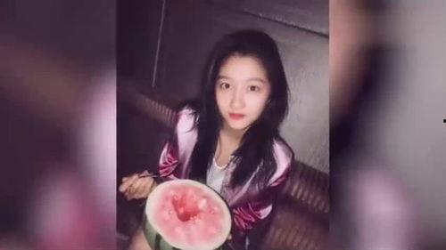 夏日吃瓜周岁照,周岁童趣满溢——宝宝甜蜜瓜龄纪念