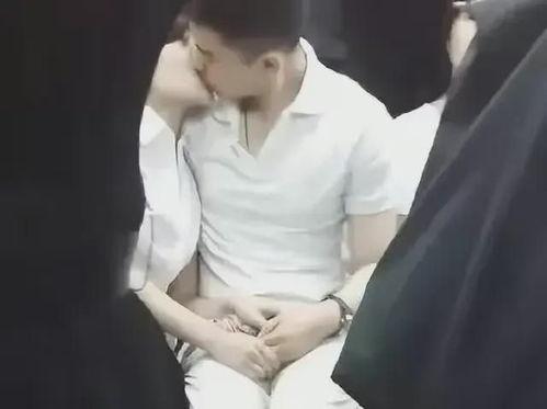 情侣亲嘴朋友吃瓜,情侣亲嘴，朋友吃瓜，共享浪漫时光